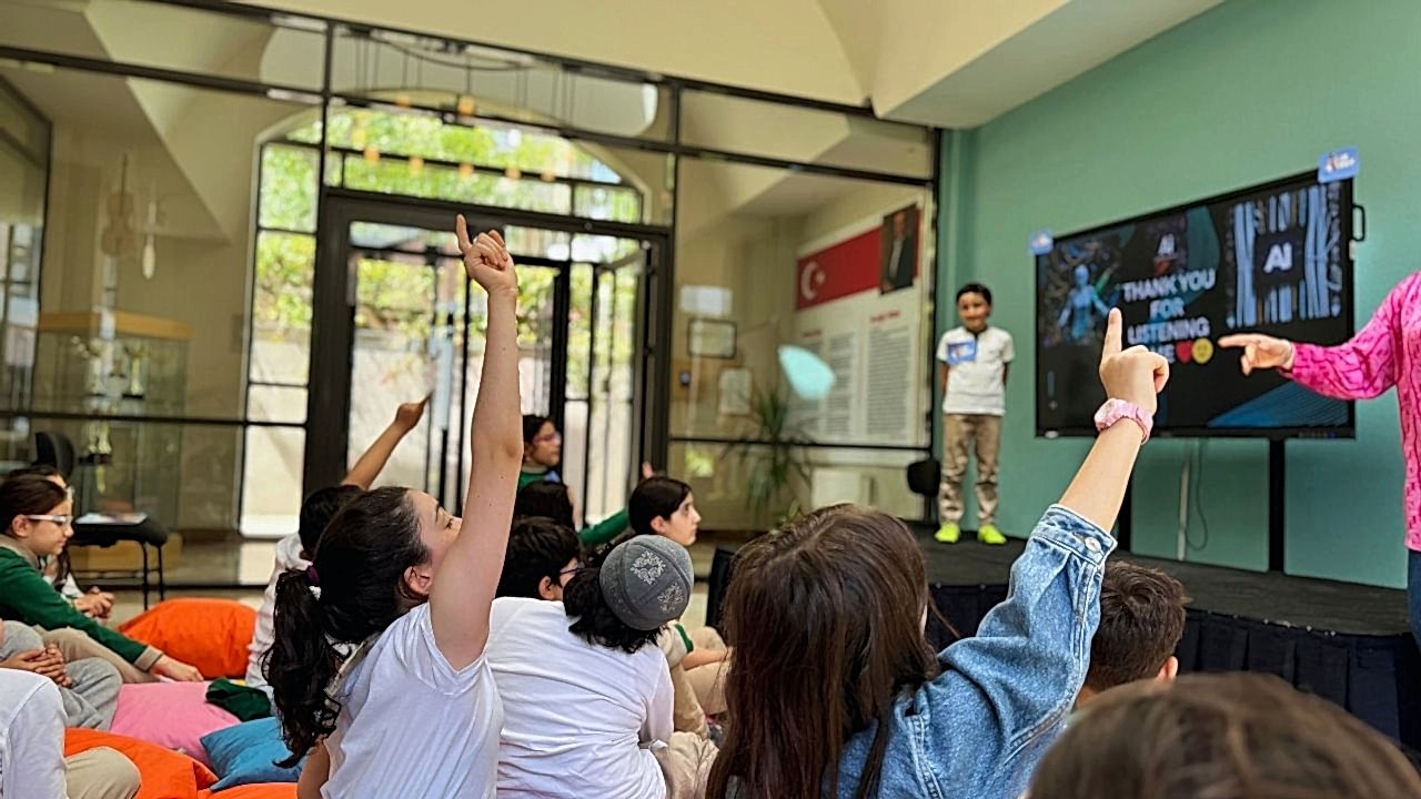 Öğrencilerimizden İngilizce Sunum Performansı